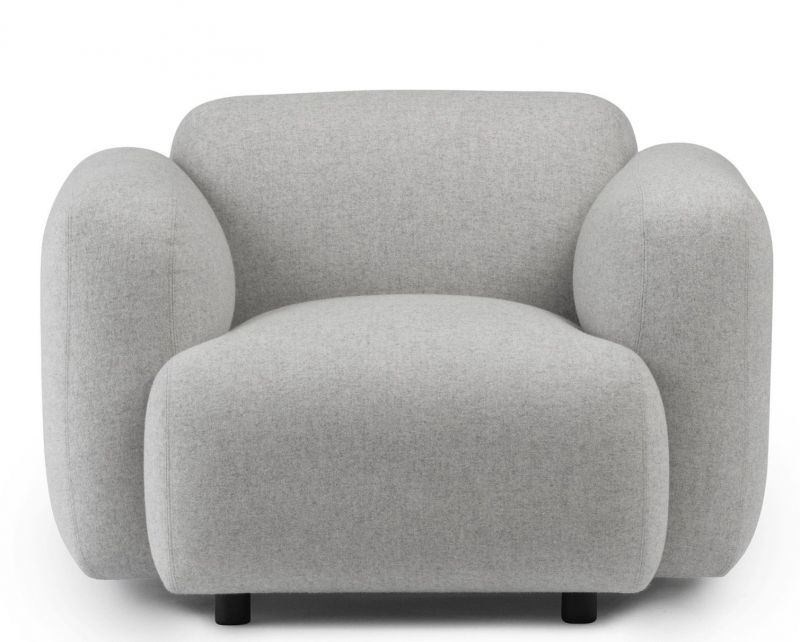 Grauer Swell Sessel von Normann Copenhagen, moderner Loungesessel mit weichen Formen und schwarzen Füßen.